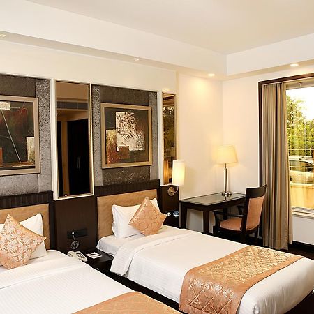 Inde Hotel Vista Woods Huda City Centre, Гургаон Экстерьер фото