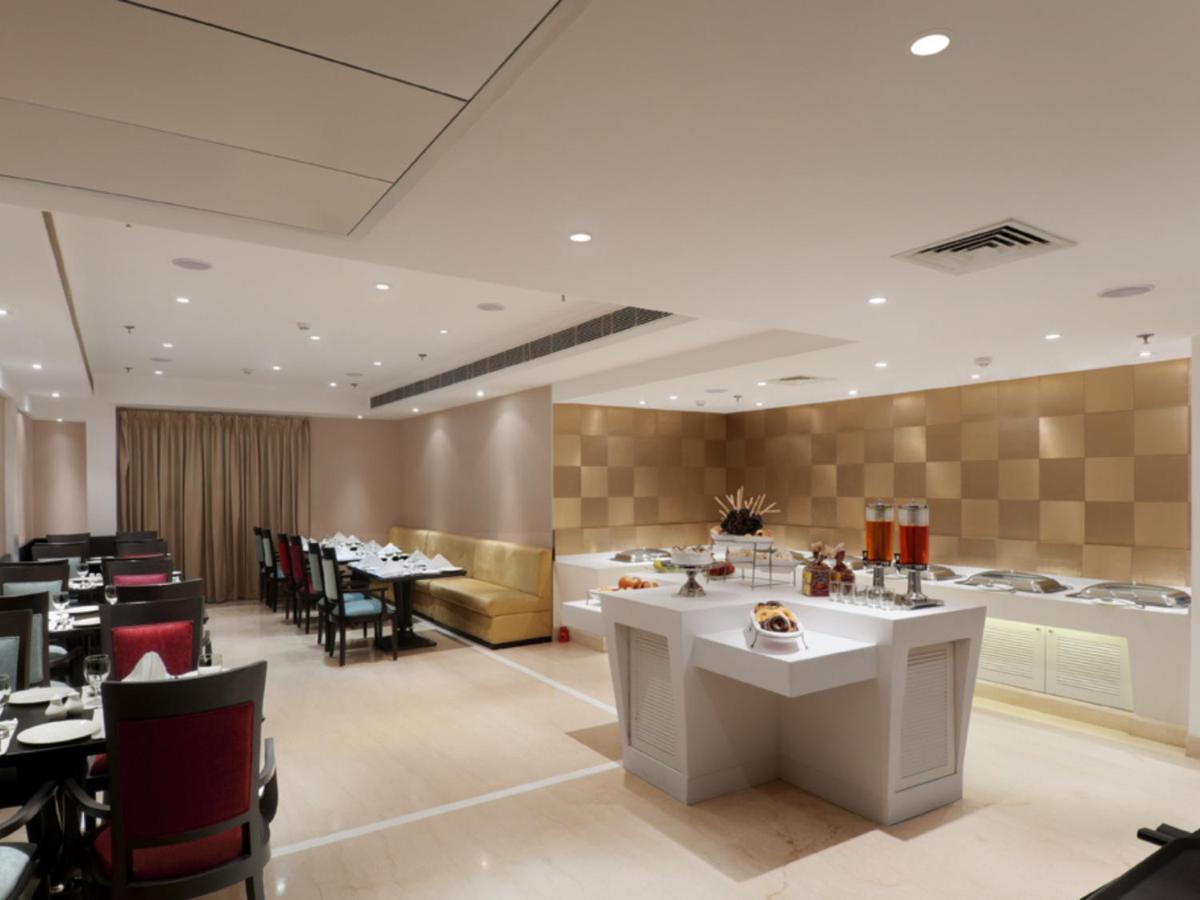 Inde Hotel Vista Woods Huda City Centre, Гургаон Экстерьер фото