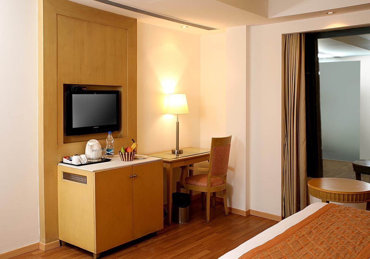 Inde Hotel Vista Woods Huda City Centre, Гургаон Экстерьер фото